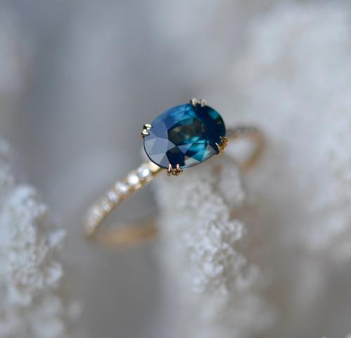 Nangi fine jewelry - blue sapphire ring in yellow gold