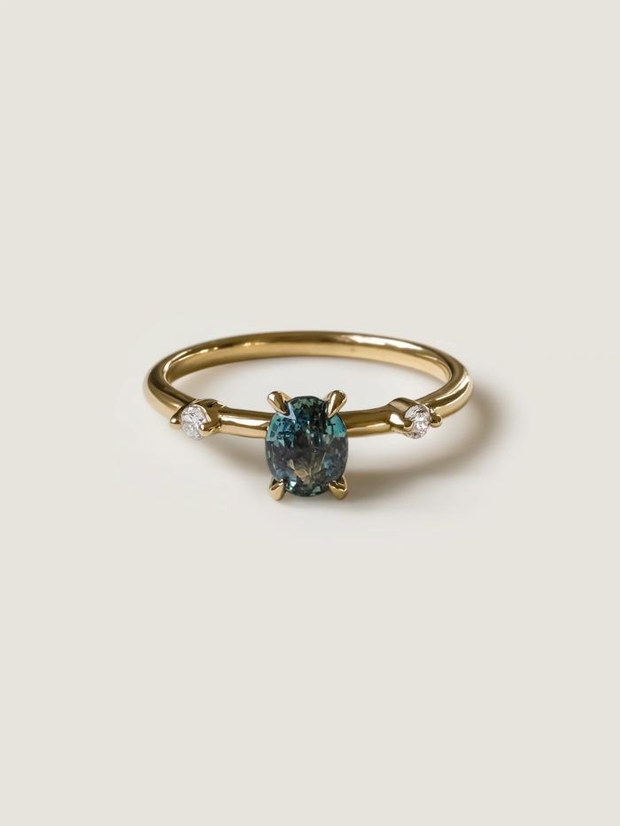 Nangi fine jewelry - teal / Peacock sapphire ring in yellow gold