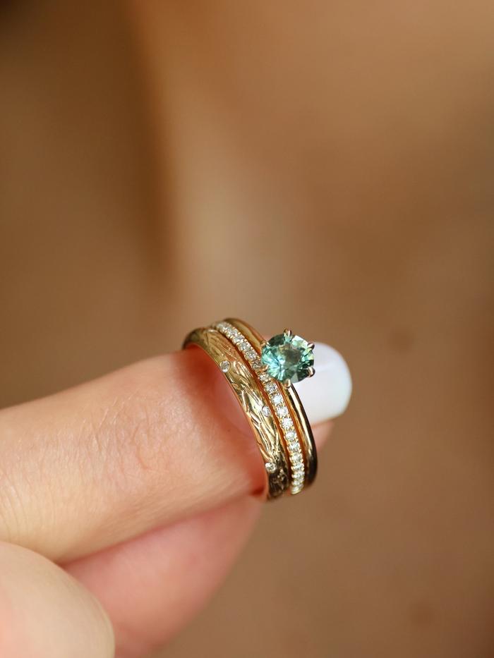 Nangi fine jewelry - teal / Peacock sapphire ring in yellow gold