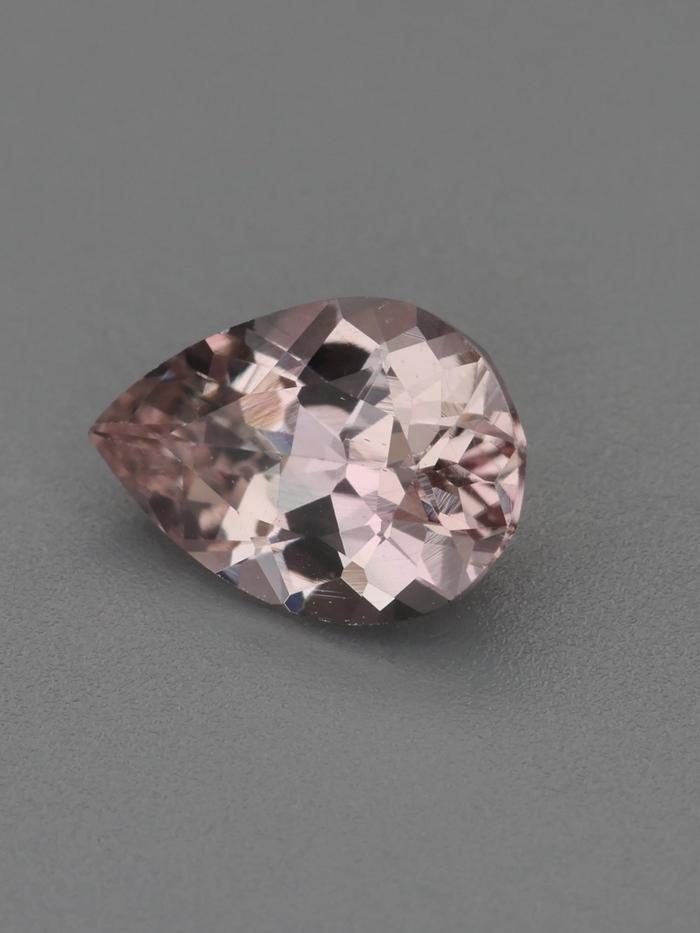Nangi fine jewelry - pink gemstone in gold