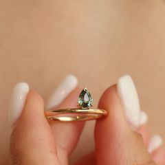 Nangi fine jewelry - teal / Peacock ring in yellow gold