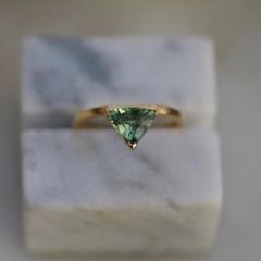 Nangi fine jewelry - green sapphire ring in yellow gold