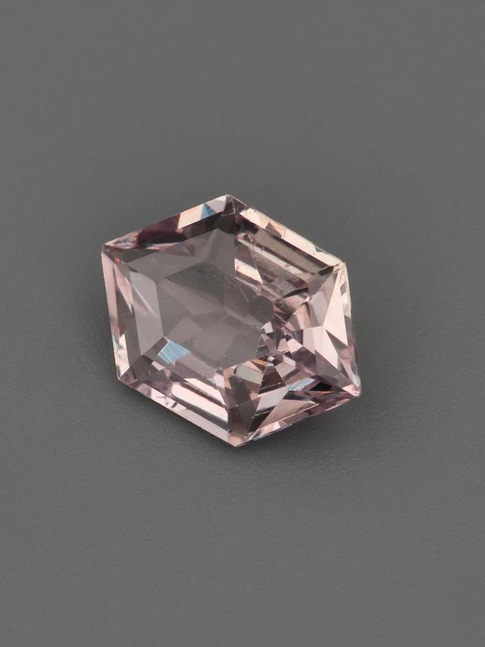 Nangi fine jewelry - pink gemstone in gold