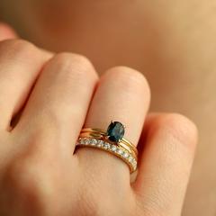 Nangi fine jewelry - blue sapphire ring in yellow gold