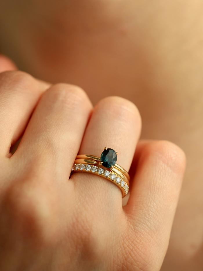 Nangi fine jewelry - blue sapphire ring in yellow gold