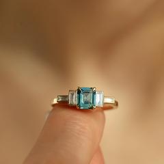 Nangi fine jewelry - teal / Peacock ring in yellow gold