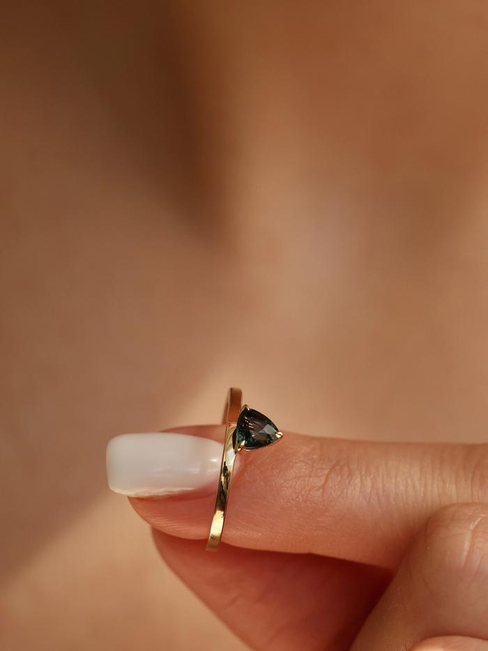 Nangi fine jewelry - teal / Peacock ring in yellow gold