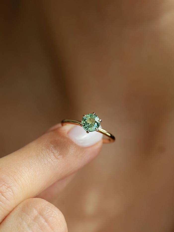 Nangi fine jewelry - green ring in yellow gold