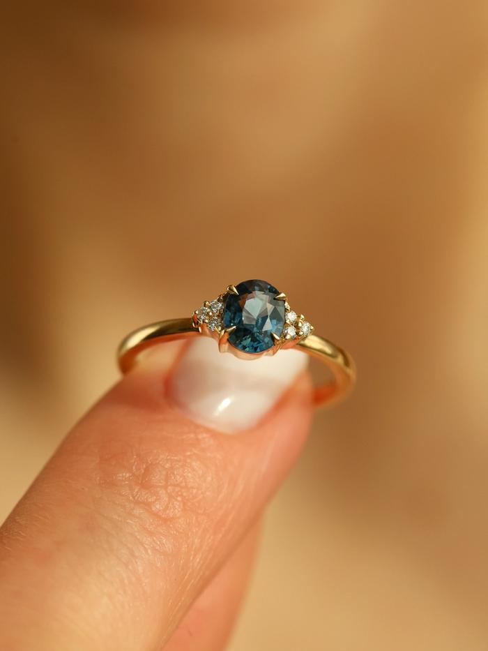 Nangi fine jewelry - teal / Peacock sapphire ring in yellow gold