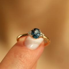 Nangi fine jewelry - teal / Peacock sapphire ring in yellow gold