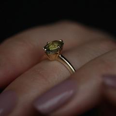 Nangi fine jewelry - green sapphire ring in yellow gold