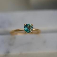 Nangi fine jewelry - green sapphire ring in yellow gold
