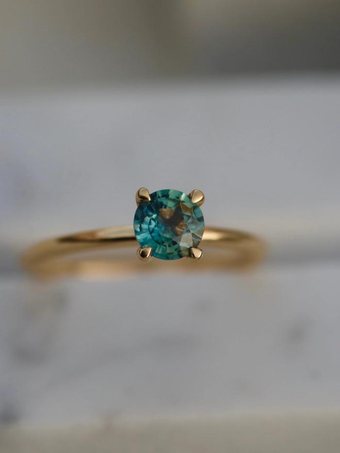 Nangi fine jewelry - green sapphire ring in yellow gold