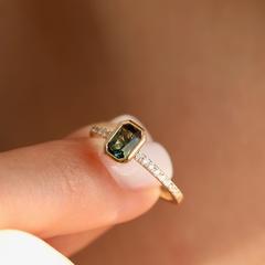 Nangi fine jewelry - green sapphire ring in yellow gold