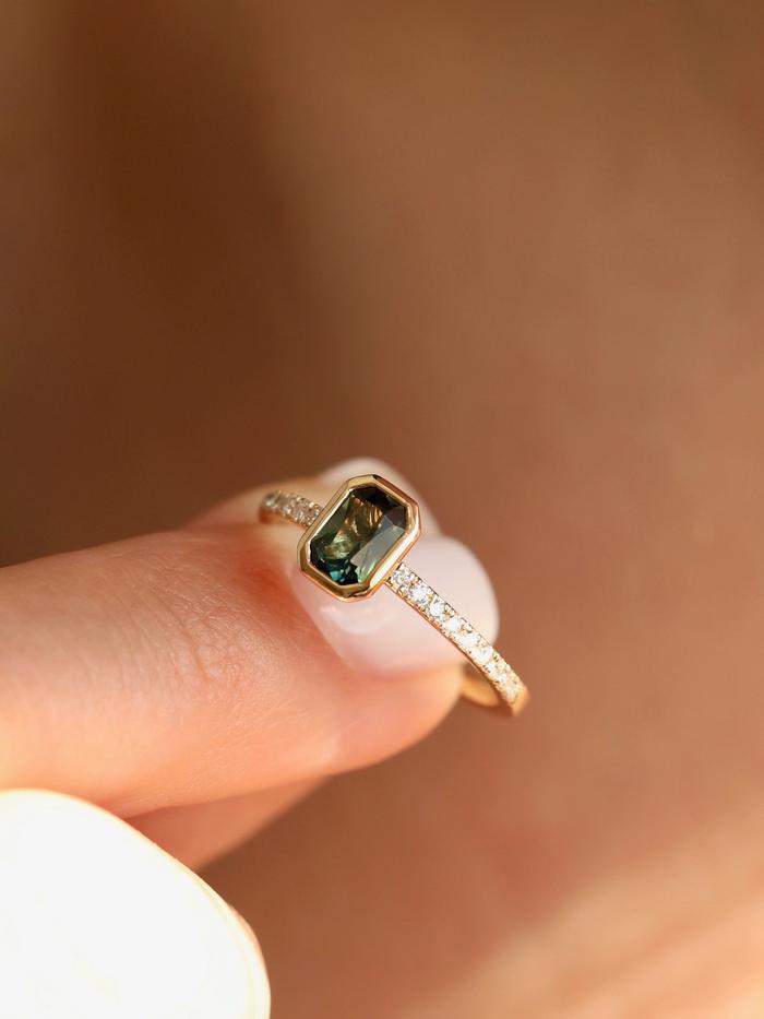 Nangi fine jewelry - green sapphire ring in yellow gold