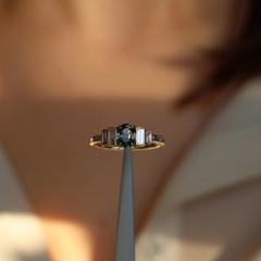 Nangi fine jewelry - teal / Peacock sapphire ring in yellow gold