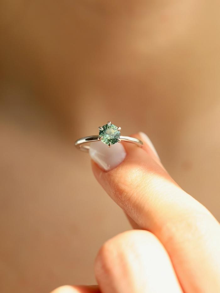 Nangi fine jewelry - green sapphire ring in white gold