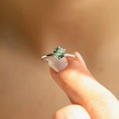 Nangi fine jewelry - green sapphire ring in white gold