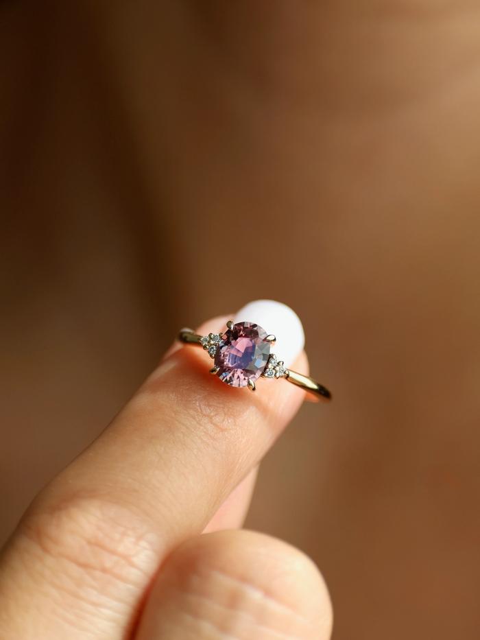 Nangi fine jewelry - purple ring in yellow gold