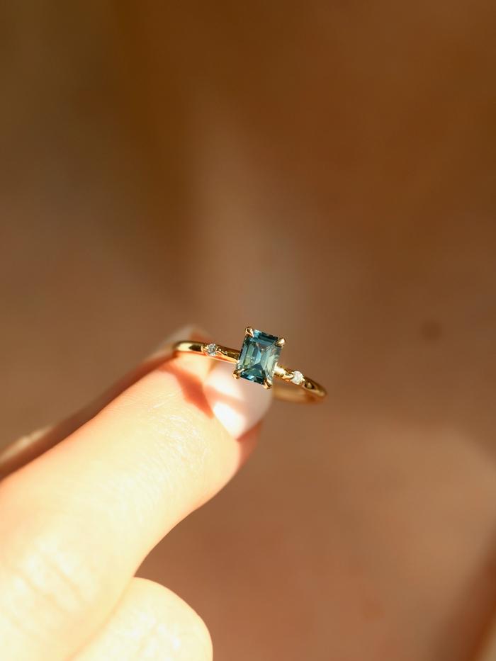 Nangi fine jewelry - teal / Peacock ring in yellow gold