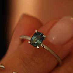 Nangi fine jewelry - blue sapphire ring in white gold