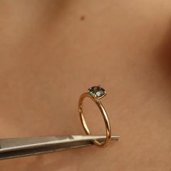 Nangi fine jewelry - teal / Peacock sapphire ring in yellow gold