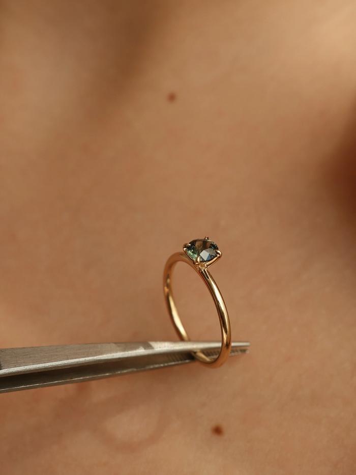Nangi fine jewelry - teal / Peacock sapphire ring in yellow gold