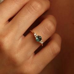Nangi fine jewelry - teal / Peacock sapphire ring in yellow gold