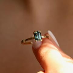 Nangi fine jewelry - green ring in yellow gold