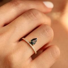 Nangi fine jewelry - green sapphire ring in yellow gold