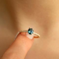 Nangi fine jewelry - teal / Peacock sapphire ring in yellow gold