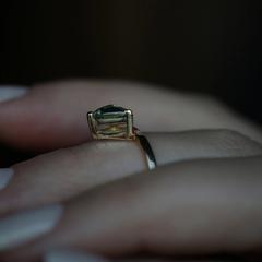Nangi fine jewelry - green sapphire ring in yellow gold