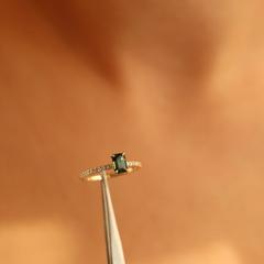 Nangi fine jewelry - green sapphire ring in yellow gold