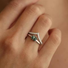 Nangi fine jewelry - green sapphire ring in white gold