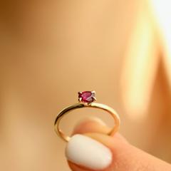 Nangi fine jewelry - red ring in yellow gold