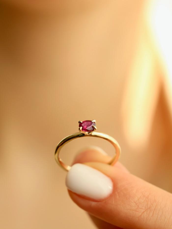Nangi fine jewelry - red ring in yellow gold
