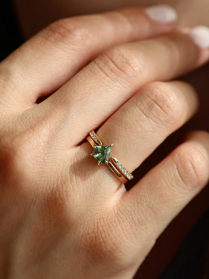 Nangi fine jewelry - green ring in yellow gold