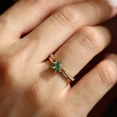 Nangi fine jewelry - green ring in yellow gold