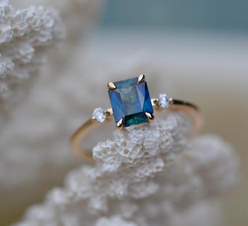 Nangi fine jewelry - teal sapphire ring in yellow gold