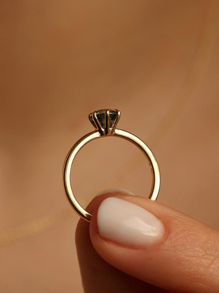 Nangi fine jewelry - green sapphire ring in yellow gold