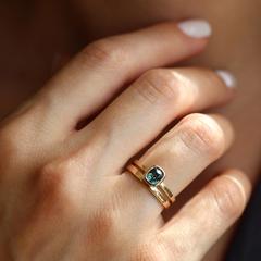 Nangi fine jewelry - teal / Peacock sapphire ring in yellow gold