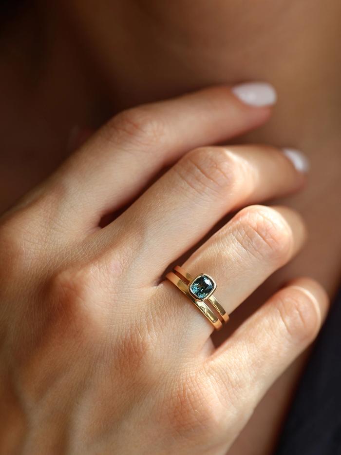 Nangi fine jewelry - teal / Peacock sapphire ring in yellow gold