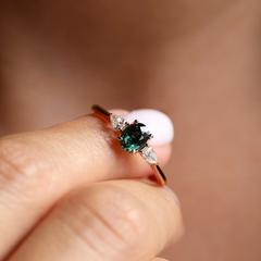 Nangi fine jewelry - teal / Peacock ring in yellow gold