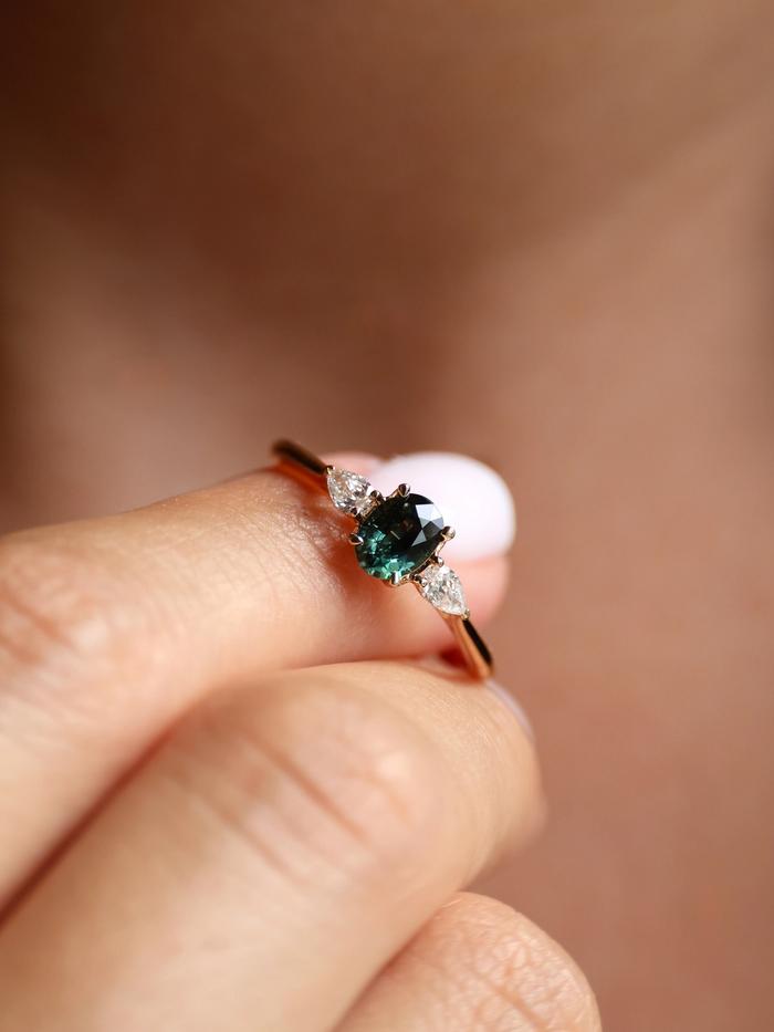 Nangi fine jewelry - teal / Peacock ring in yellow gold