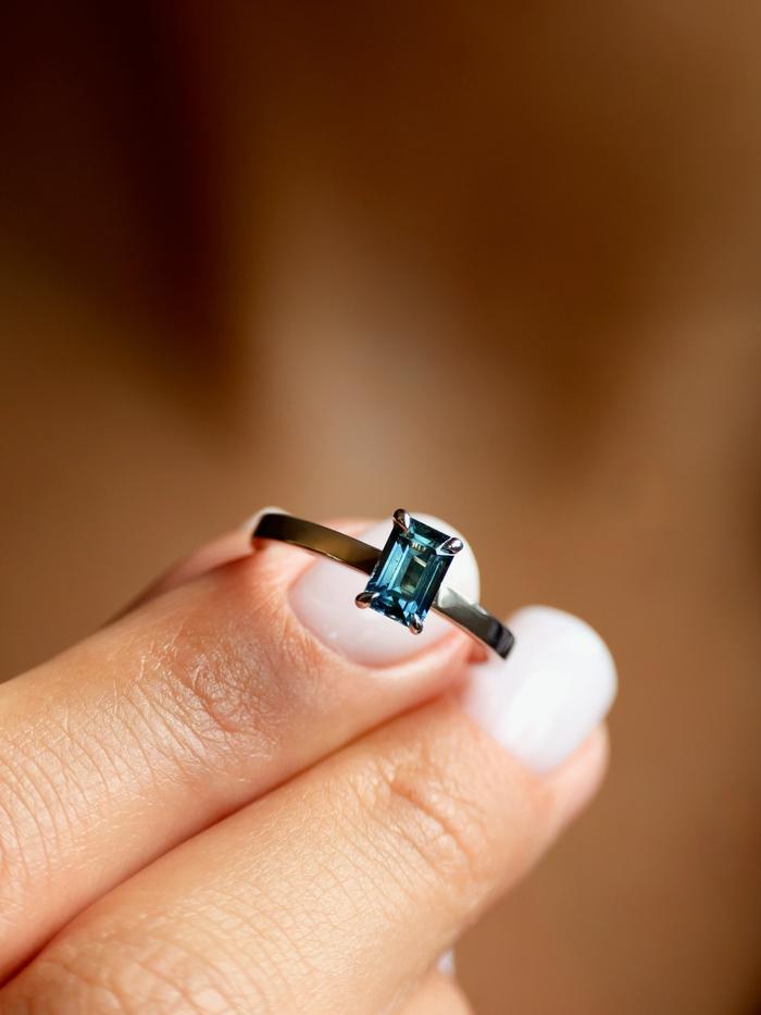 Nangi fine jewelry - blue ring in white gold