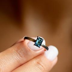 Nangi fine jewelry - blue ring in white gold