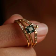 Nangi fine jewelry - green sapphire ring in yellow gold