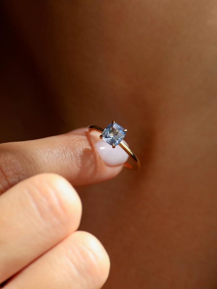 Nangi fine jewelry - blue ring in yellow gold