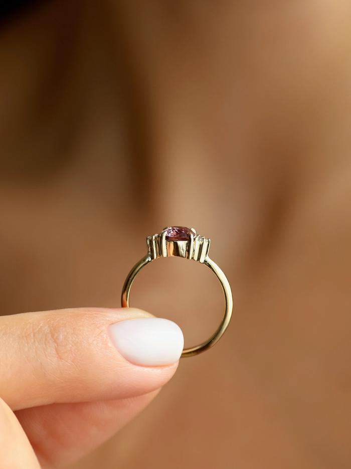 Nangi fine jewelry - purple ring in yellow gold