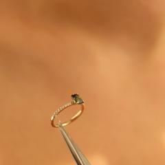 Nangi fine jewelry - green sapphire ring in yellow gold